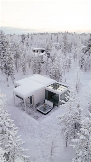 bonvoyage_camille on Instagram: "Comment s’habiller quand il fait -35 °C en Laponie ? Voici exactement quoi porter pour ne pas te transformer en glaçon 🥶 La règle la plus importante est celle des 3 couches 🧣 1- la couche thermique avec la marque @damart_france que je porte depuis notre premier voyage en Laponie ❄️ je n’ai jamais trouvé meilleure qualité et meilleur confort 2- la couche polaire pour avoir bien chaud 3- la couche imperméable avec une combinaison de ski * deux paires de gants et 