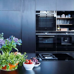 35K views · 60 reactions | For a seamless look in your kitchen, Siemens built-in ovens and coffee machines can be aligned horizontally or vertically - the choice is yours! Discover more: https://bit.ly/3poMnu1 | Siemens Home | Facebook