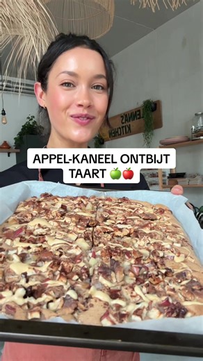 SNELLE & MAKKELIJKE APPEL PLAATCAKE 🍎🍂🍁 @KoRo Nederland/België 🇳🇱🇧🇪 ad INGREDIËNTEN (8-10 porties) 400 gr volkorenmeel, boekweitmeel of havermeel 2 tl bakpoeder 0.5 tl bak soda 1,5 tl speculaaskruiden of kaneel Snufje zout 500 ml plantaardige melk 1 tl vanille poeder van Koro Optioneel: 3 el ahornsiroop Sap van 1/2 citroen of 1,5 el appelazijn Toppings: 1-2 appels in blokjes Handje walnoten of pecannoten, grof gehakt ⠀⠀⠀⠀⠀⠀⠀⠀⠀ BEREIDING 1.\tLeg een vel bakpapier op een bakplaat en verwarm