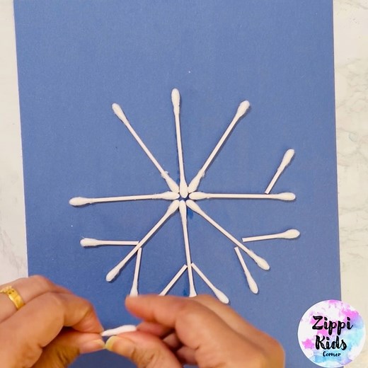 Super cute q-tip snowflake craft for preschoolers and Kindergarteners ❄️☃️❄️...Super easy and low prep winter craft for the month of January ❄️❄️❄️ | Zippi Kids Corner
