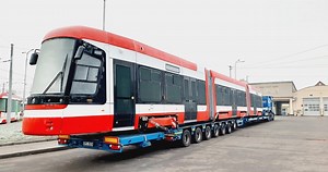 Do Brna dorazila nová obousměrná tramvaj: Měří 31 metrů a sveze 233 lidí