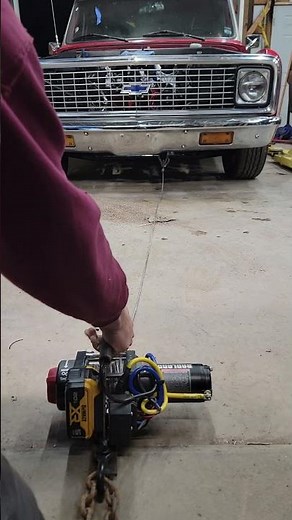 Portable 3500lb Harbor Freight winch in action¡