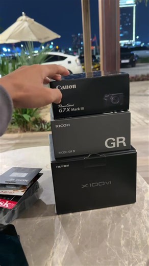 Comparing Ricoh GR IV and Fujifilm X100 VI Cameras