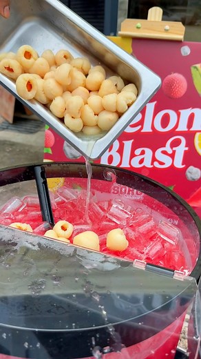Dia datang dengan air tembikai pulak sobat 💦 Mana nak dapat secawan RM2 macam gini gayanya. Ada flavor original, soda asam boi, lemon lychee 🍉🍉🍉Boleh dapatkan di semua mini bazar soru station berdekatan anda. | Soru Station