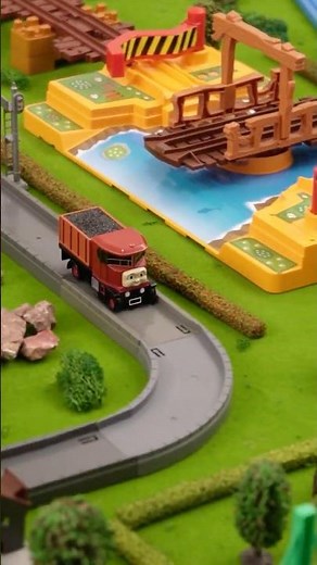 Elizabeth is racing around the city! #thomasandfriends #tomy #satisfyingvideo #railway #Plarail