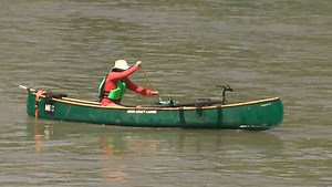 Dr. Darren Markland explains why he bikes through Edmonton and canoes the North Saskatchewan River to get to his job as an intensive care physician at the Royal Alexandra Hospital. READ MORE: https://globalnews.ca/news/7104184/edmonton-doctor-canoe-commute-north-saskatchewan-river/ | Global Edmonton