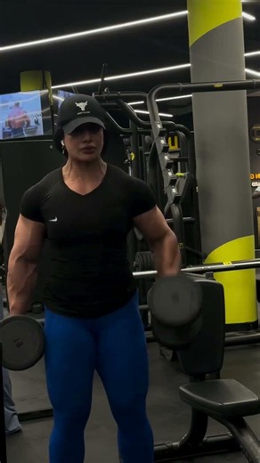 OMG 😱 I didn't Expect that 😱 Cute Girl With Huge Muscle 🔥 Muscle Girl Flexing Big Biceps #shorts