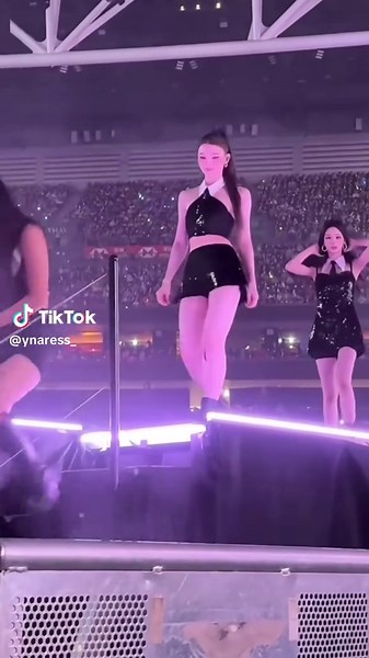 Penampilan Memukau BABYMONSTER di Mama Awards 2025