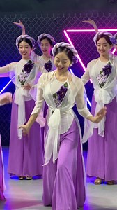 422K views · 6.1K reactions | Vừa múa đẹp mà visual còn "chịn" lắm luôn  ————-Bookshow▪ Hotline/zalo : 0949383419 (Ms Hồng Anh)▪ Email: Feveryteam@gmail.com▪ Youtube:https://youtube.com/@vudoanfevery_______▪Trang phục: https://www.facebook.com/trangphucbieudienfevery▪Lớp múa: https://www.facebook.com/feverydancestudio | Vũ đoàn Fevery | Facebook