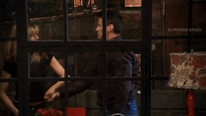 Passo mal demais com essa cena kkkkkkkkk Quase que ela não alcança ele hahahaha e o puxão na mão depois 🤣🤣🤣🤣 Mas eu queria muito ver e saber da despedida dos dois S10EP16 | Fãs de Friends Brazil