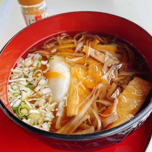 あつろー_米農家研修準備中🌾 | 朝市で噂のひっつみ✨ 木偶の坊❤️ 📍岩手、盛岡 #あつろーと岩手 ⁡ ⁡ 盛岡神子田朝市でひっつみ汁食べてきたよ〜😍 朝市8時30分までで8時に着いたんだけどもう終わってる雰囲気ー！？ 飲食店だけギリギリ開いてた！ ⁡ お目当てのひっつみ汁600円を注文！... | Instagram