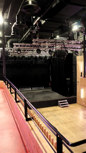 Spectacles en Lorraine on Instagram: "🎄 Case 14 ouverte ! 🎁 Aujourd’hui, on vous emmène dans les coulisses de La Souris Verte, la salle de musiques actuelles d’Épinal que nous avons eu la chance de découvrir de fond en comble. 🌟 Une visite passionnante qui nous a permis d’explorer chaque espace, des studios aux scènes, pour vous proposer un aperçu exclusif de ce lieu culturel incontournable à l'occasion de notre Calendrier de l'Avent. 🎶✨ On vous encourage vivement à vous y rendre : concerts,