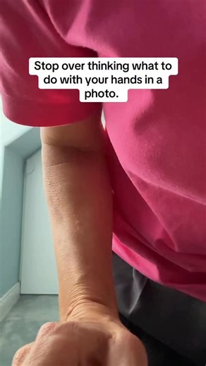 Stop overthinking your hands! 🙌 Use your pockets, play with your hair, tug on your shirt—anything that feels natural. The moment you start moving, you’ll stop looking posed and start looking like you. Remember: movement = magic. ✨ Save this for your next shoot! 📸 | Katie Kaars Photography