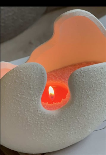 Tu nous l’as demandé… on t’explique ✨🤍 Pour obtenir cette magnifique capsule de cire avec @epha.candle : • Éteins ta bougie • Laisse la cire atour de la mèche durcir • Retire la capsule • Ajoute une nouvelle mèche Et voilà. Une bougie renouvelée en 10 secondes 💫 #astucedeco #home #diy #candle #epha