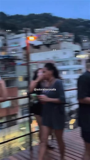 Será que depois do hinário #Lux vem aí um álbum de funk? 🤭 Rosalía está curtindo mesmo o Rio de Janeiro! Após aproveitar a noite de ontem (29) na Pedra do Sal, a cantora foi vista visitando a Rocinha, nesta terça-feira (30). De biquíni e short, ela até arriscou alguns passinhos! Parece que está todo mundo no Brasil, né?! 🤌🇧🇷 (📹: adorablerosalia no T1kT0k) | Hugo Gloss