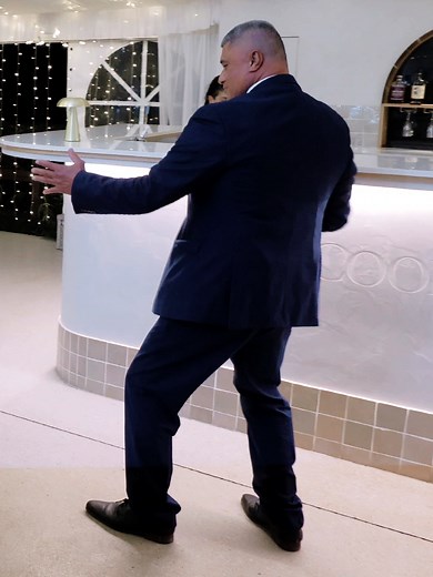 Padre del Novio Deslumbra con Sus Pasos de Baile
