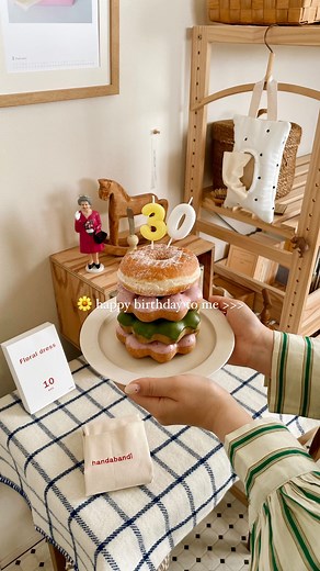 popo on Instagram: "アラサーから “サー“ になり 自分で自分をお祝いすることもプロ級に✌🏻🌼 誕生日ケーキも良いですが ドーナツタワーもいいじゃない〜 重ねるだけでもいいじゃない〜🍩 ぷっくり数字キャンドルはダイソーで調達。 どの数字もとっても可愛かったですよ👨🏻‍🍳 #日々の暮らし #暮らし #ふたり暮らし#お部屋作り#暮らしの記録 #暮らしを楽しむ #北欧 #北欧インテリア #北欧雑貨 #台所仕事 #好きなものに囲まれた暮らし #寝室 #寝室インテリア #ドレッサー #ドーナツ"