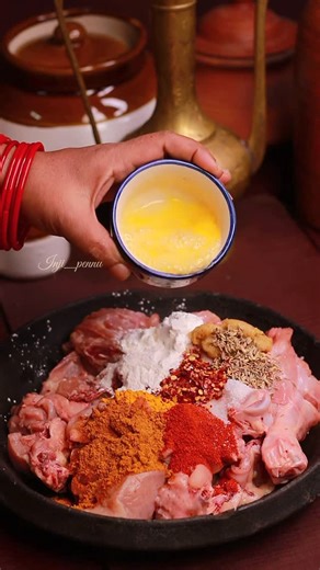 Photographer & Visual Storyteller on Instagram: "നിങ്ങൾക്ക് ഉണ്ടോ ഈ സീസൺ ജലദോഷവും പണിയുടെയും ഒരു ത്വര കൂടുതൽ ഉള്ളപോലെ 🥴 അതോ എനിക്ക് മാത്രമാണോ. വരുന്നു. .. മാറുന്നു. . വീണ്ടും വരുന്നു. .repeat 😓😓😓. എന്തായാലും ഓരോ session കഴിയുമ്പോൾ ഉള്ള ആർത്തിയ്ക്ക് ഒരു കുറവും ഇല്ല 😁അപ്പോ ഇന്ന് കൊതി കൂടിയത് ദേ നല്ലോണം കറുമുറു പൊരിച്ച കോഴിയ്ക്കാണ് 🔥 Kerala Thattukada Chicken Fry • Chicken – 1 kg (small/medium pieces, skinless) • Turmeric powder – ¼ tsp • Kashmiri chilli powder –3 tsp • Crushed red chilli – 2