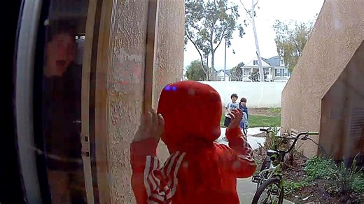 Kids' ding-dong-ditch prank backfires