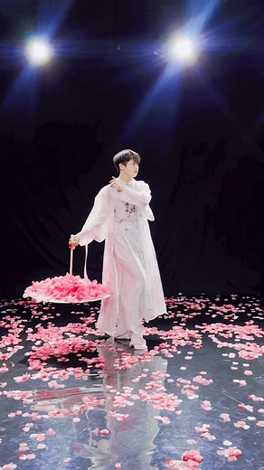 1.6M views · 10K reactions | Hoa gọi là ố dề hoa :))), lớp này đu trend muộn nhất chưa ? #hzk #trunghoazk | Lý Ngọc Huỳnh | Facebook