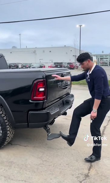 Explore the Ram 1500 Rebel X Tailgate Features