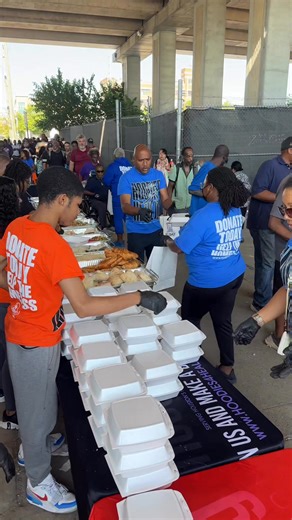 DONATIONS AND VOLUNTEERS ARE NEEDED TO SERVE THE HOMELESS SUNDAY 10/5 ..REGISTER ONLINE …WWW.HOODIES4HEALING.ORG. #hoodies4healing #hoodies4healingfoundation #nonprofitorganization #nonprofit #helpingthehomeless ⸻ This Sunday, October 5th, the Hoodies4Healing Foundation will once again be downtown Houston serving hundreds of homeless men, women, and children with hot meals, love, and compassion. 💕🙏 We cannot do this work alone—volunteers and donations are needed to make this mission possible. 