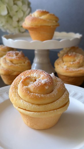 Vanilla Brioche Recipe 🤍 These Vanilla Brioche are wonderfully soft, buttery, and slightly sweet – perfect for a cozy dessert! 🥰 📝 Ingredients for the Dough: • ⁠250 g all-purpose flour (2 cups) • 30 g sugar (2 ½ tbsp) • ½ tsp salt • 125 ml lukewarm milk (½ cup) • 1 tsp instant yeast • 1 tsp vanilla extract • 40 g soft butter (3 tbsp) • 1 egg (size M) Ingredients for the Butter Filling: • 30 g soft butter (2 tbsp) • 1 tsp vanilla extract 🤍 Instructions: 1. Sift the flour into a bowl and make