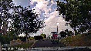 Tricycle loses balance and crashes after being bumped in Anhui, China