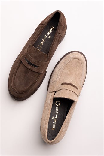 #TFP New Arrival 👞 Chunky Loafers με τρακτερωτή σόλα από σουέτ. Statement σχέδιο, άνεση και κομψότητα σε κάθε βήμα. 👉 https://tinyurl.com/22a4sv75 | The Fashion Project