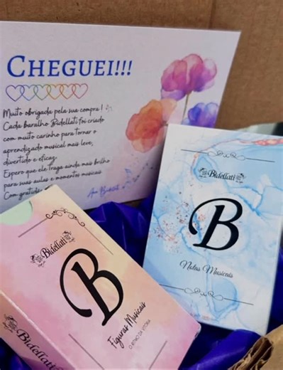 Ana Bidellati | 📦✨ Mais um pacote musical seguindo viagem! Dentro dessa caixinha vão dois dos nossos maiores sucessos: o Baralho das Notas Musicais e o... | Instagram