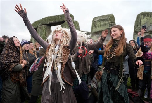 Crowds who celebrated the Winter Solstice at Stonehenge say they saw a sign that means 2026 will be a good year - NewsBreak