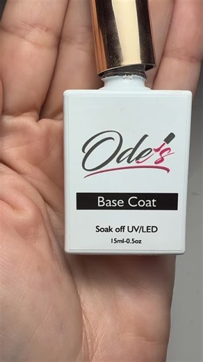 Nuestra #basecoat High Adhesion ha sido formulada para ofrecer una adherencia superior entre la uña natural y el esmalte en gel, protegiendo la uña y prolongando la duración de tu #manicura . (No es aguada) 🔹 Aplicación: • Se aplica después del primer o deshidratador. • Cura en lámpara LED/UV por 30 segundos. • Textura ligera/suave/espesa y fácil de aplicar. 🔹También la puedes aplicar para dar más fuerza - 2 capas finas 30 seg. o puedes aplicar realizando una mini NIVELACIÓN. 🔹 Beneficios: ✅ 