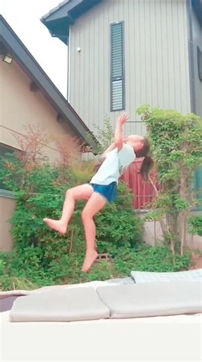 Little Girl Shows Off Mind-blowing Slacklining Skills