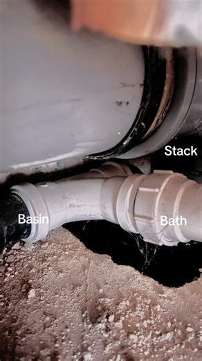 I wonder why the basin waste water was backing up into the bath??😂😂 Can you spot it#plumb #plumbing #plumbinglife