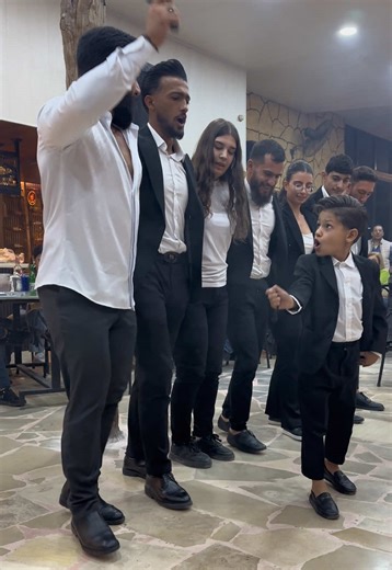 ‏بدكن سنين ضوئية لتقدرو تقلدو هالدبكة 😎 مين بيعرف يدبك هيك ؟