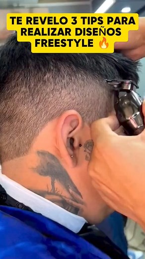 CÓMO HACER DISEÑOS FREESTYLE DE BARBERÍA Te revelo los 3 tips para diseños freestyle, pero antes guarda este vídeo. Paso 1: Preparación Ten siempre herramientas necesarias: tijeras, navaja, peine, y crema o gel para diseño. Lava y seca el cabello del cliente. Analiza la forma del rostro y el tipo de cabello para determinar el diseño adecuado. Paso 2: Creación del diseño Utiliza un peine para crear una línea guía en el cabello. Comienza a cortar con tijeras, siguiendo la línea guía. Agrega detall