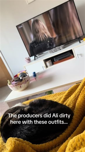 Why did they make Ali so frumpy…#pll #prettylittleliars #cat #tuesday #fyp