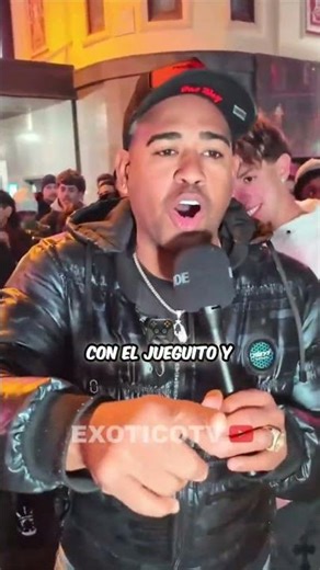 ¡Que no la graben! La reacción más viral a un beso público. 😮