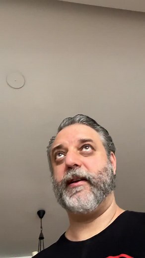 9K views · 80 reactions | Como sentar num piano? Comente “PQT” e conheça como eu ensino  #piano #coluna #teclado #postura #curiosidades | Pianista Antonio Vaz Lemes | Facebook