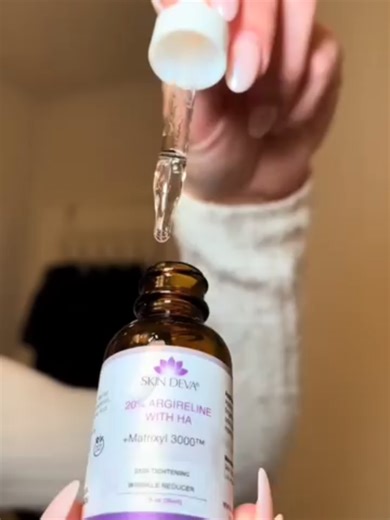 Smooth, Firm, and Needle-Free Every Day 💉🚫 🔹 Powered by Argireline Peptide to visibly reduce fine lines and wrinkles. 🔹 Targets forehead and eye areas for a lifted, youthful look. 🔹 Hydrates and firms skin—no injections, no irritation. Enjoy smoother, younger-looking skin with results that rival Botox—without the needles. ✨ #SkinDeva #ArgirelineSerum #BotoxAlternative #AntiAgingSkincare #GlowingSkin #NeedleFreeLift #YouthfulGlow