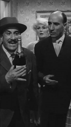👆🏻 Totò and Peppino, the jab is lethal: "His wife doesn't need..." 😂| #film #toto #movie