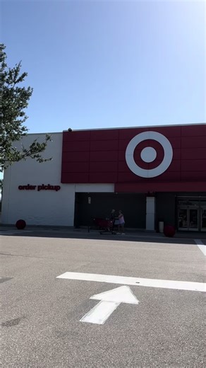 Come to target with me as a British Girly 🇬🇧!!! Who’s easily influenced 🇺🇸 #target #girltherapy #florida #fyp #lemmegummies #eos #foryoupagе #targetfinds #trending #targethaul #shoppinghaul #shopping #usa #britishgirlinamerica #goviral #hauls #beauty #personalcare #getmefamous