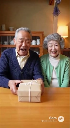 【爆発ドッキリ】おばあちゃんからの誕生日プレゼント…