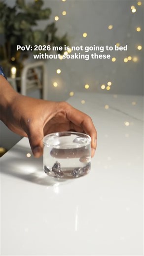 Healthy Guiltfree Recipes on Instagram: "Every night I soak • 4–5 almonds • 2 walnuts • ½ tsp fennel seeds • ½ tsp fenugreek seeds • 4–6 black raisins in water overnight 🌙 Please comment on the video to get the link for the glass containers (Ps: they are not stackable). You can also find the link to the product in my highlights under “Links” The last time I shared this, so many of you asked how I actually consume it, so here it is: In the morning, on an empty stomach: → I peel the almond skins 