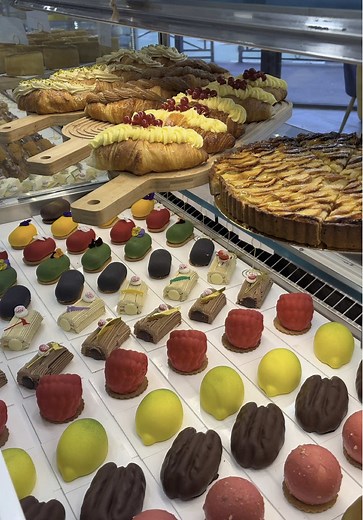 🎶 No stress, no stress… La Baguettine est là pour les fêtes 🎄 Vitrine pleine de desserts pour vos dîners et invitations ❤️ 📍69 Bd Westinghouse, 93270 Sevran ⏰ Horaires d’ouverture 6h30 – 21h, tous les jours sauf mardi. #patisseriefrancaise #buchedenoel #boulangerie #artisantfrancais #trompeloeil #noel2025 #patisserie93 #boulangerietiktokfrance #boulangerie93