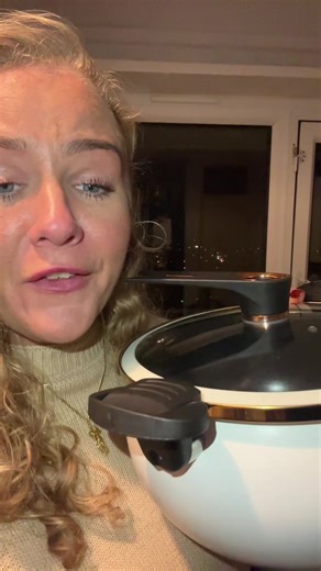 Big soup pot for my mama and she’s put the lentil soup straight on woop woop! #souppot #largesouppot #largepot #tiktokmademebuyit