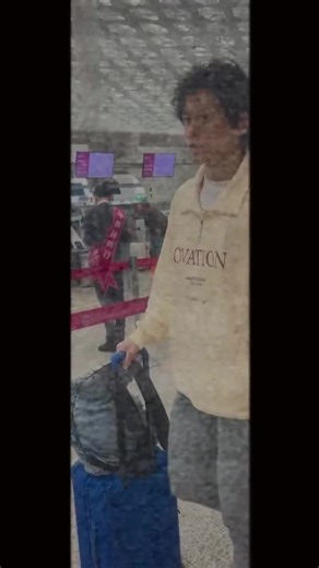 น่ารักมาก วันนี้จางหม่าม้ามาส่ง เดินจูงมือกันหัวฟูไม่ยอมกันเลย🤭😁สำเนาถูกต้อง😍🥰💞 搬運↓小紅書 Cr.大小霞新年快乐 http://xhslink.com/o/4HtzLUjcKih 複製後打開【小紅書】 查看筆記! #จางเจ๋อฮั่น #ZhangZheHan #張哲瀚 #จางเจ๋อฮั่นไม่เคยมีตัวปลอม #จางเจ๋อฮั่นไม่เคยโดนแบนจากรัฐบาลจีน