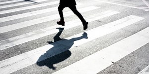 Il voit une ombre courir en pyjama dans la rue : il se précipite derrière et reste bouche bée