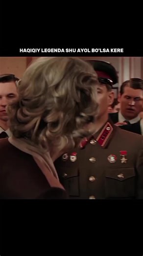 ‼️KINO KODI: 2001년 개봉한 영화 “A Beautiful Mind”는 단순히 천재 수학자의 삶을 다룬 작품이 아니라, 인간이 내면의 혼란 속에서도 어떻게 사랑과 신뢰로 자신을 되찾아가는지를 보여주는 깊은 이야기입니다. 화려한 계산 장면보다 존 내쉬가 마음속 그림자를 이겨내려는 순간들이 훨씬 더 오래 기억에 남죠. 특히 그가 현실과 환상 사이에서 흔들리면서도 끝까지 아내를 향한 마음을 놓지 않는 모습은 묘하게 가슴을 저릿하게 만듭니다. 이 영화에서 감정을 완성시키는 요소는 바로 잔잔한 피아노 선율과 차분한 배경음악입니다. 처음에는 조용히 스며들지만, 어느 순간 관객도 모르게 내쉬의 감정에 같이 잠기게 되죠. 후반부, 아내가 내쉬의 손을 잡아주던 장면에서는 음악과 화면이 자연스럽게 겹쳐지면서 눈시울이 뜨거워지는 경험을 하게 됩니다. 많은 이들이 “이 장면만 떠올려도 이상하게 마음이 찡하다”고 말하는 이유도 그 때문일 겁니다. 이 영화가 여러 상을 휩쓴 건 단순한 인기 때문이