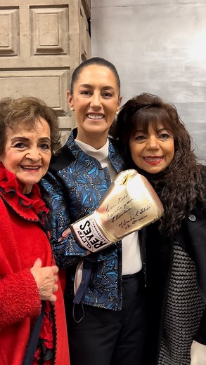 Claudia Sheinbaum Pardo on Instagram: "Las Audiencias Públicas me permiten mantener contacto directo con la ciudadanía. Esta mañana me visitó la familia de Raúl “Ratón” Macías para agradecer que hayamos puesto su nombre a uno de nuestros @pilarescdmx Platicamos sobre su gran trayectoria en el mundo del boxeo."